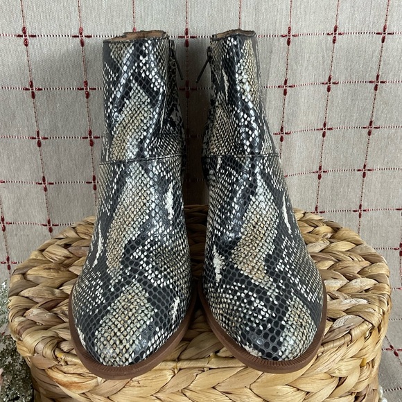 Madewell “The Rosie” Ankle Boot in Snake Embossed Leather MA435 Size 8 Bootie - Picture 3 of 7
